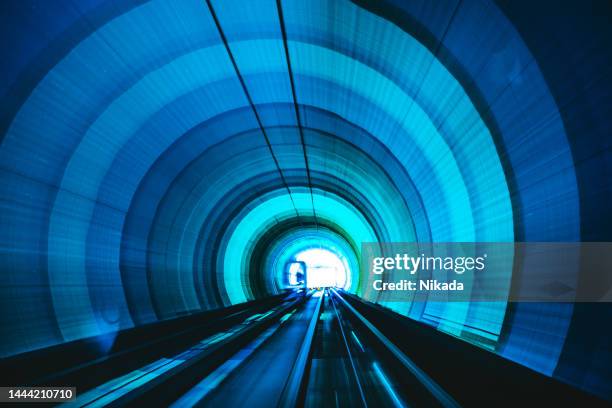 abstracto movimiento de alta velocidad un través de un túnel - túnel fotografías e imágenes de stock