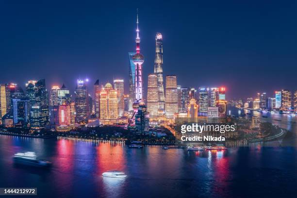 aerial skyline view of shanghai at dusk - 上海 個照片及圖片檔