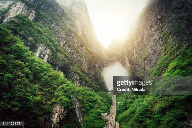 中国天門山の天門洞窟 - 天国　階段 ストックフォトと画像