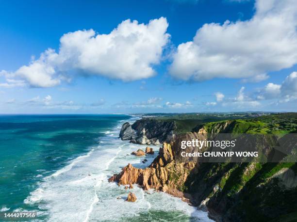 vista de drones de la costa atlántica en portugal, cabo da roca. día de verano - cultura portuguesa fotografías e imágenes de stock