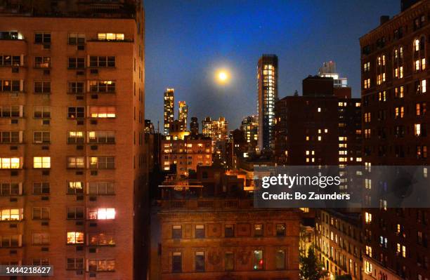 full moon, as seen from park avenue and with a view of murray hill and kips bay, in manhattan, new york city, on september 8th, 2022. - bo zaunders stock pictures, royalty-free photos & images