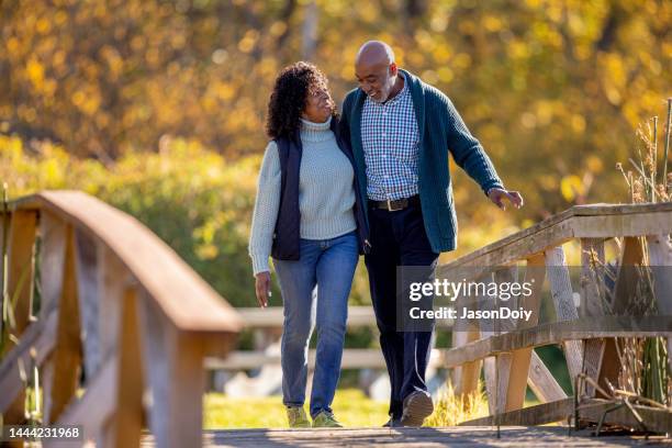 ゴージャスな公園のカップル - african american couple walking park ストックフォトと画像