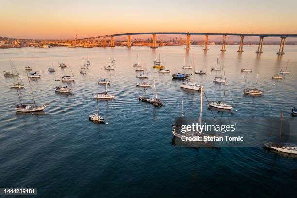 boote vor der coronado bridge in der bucht von san diego - san diego stock-fotos und bilder