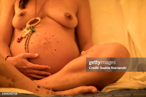 belly love 4 - home birth stock-fotos und bilder
