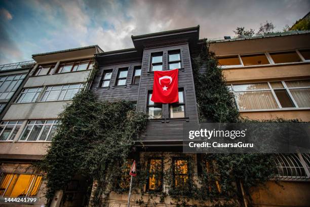 bandera turca colgando de la ventana de un edificio - bandera turca fotografías e imágenes de stock