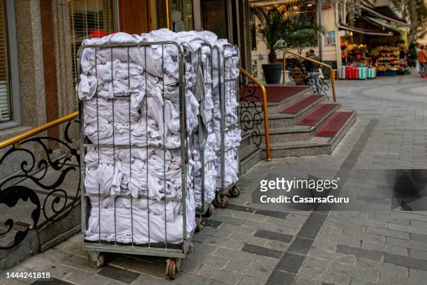 ersatz hotelhandtücher in den straßen von istanbul - sea of marmara stock-fotos und bilder