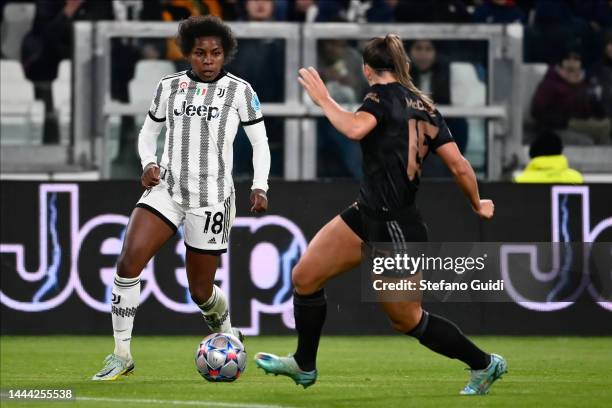 Lineth Beerensteyn of Juventus FC against Katie McCabe of Arsenal Women FC during the UEFA Women's Champions League group C match between Juventus...