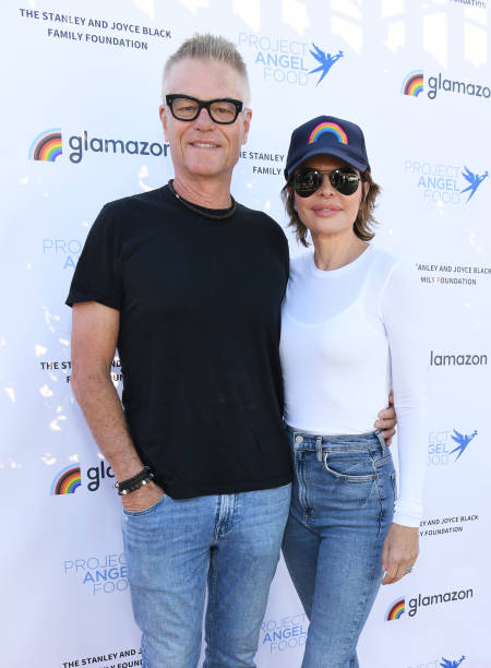 CA: Lisa Rinna Joins Celebs Volunteering In Project Angel Food Kitchen on Thanksgiving