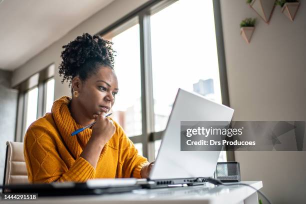 black woman working from home office - computeren stockfoto's en -beelden