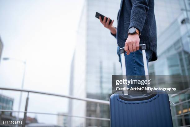 businessman on a work trip using smart phone. - business traveller stockfoto's en -beelden