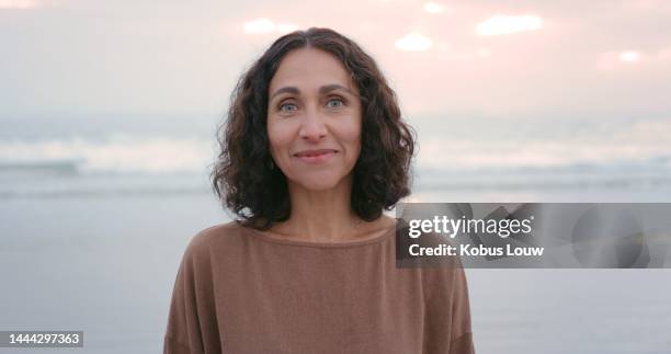 entspannen sie sich, frau und strand portrait bei sonnenuntergang mit lächeln für freiheit, wellness und urlaub. sommer, glücklich und frieden der person, die einen ruhigen abend am meer im brasilien-urlaub mit echtem gesicht genießt. - menschliches alter stock-fotos und bilder