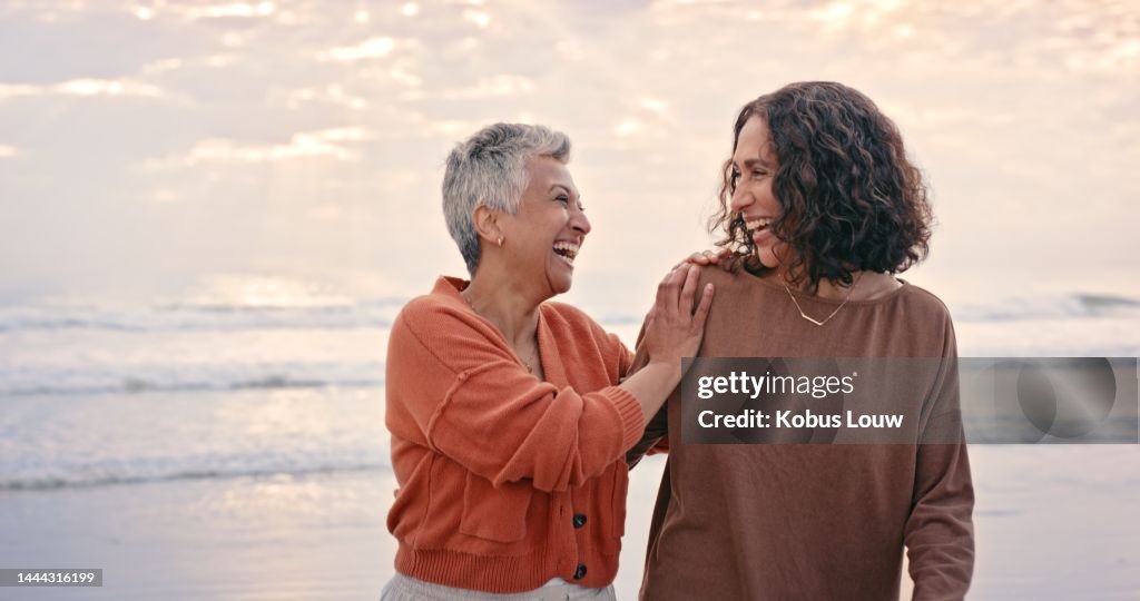 Glück, Freunde und ältere Frauen am Strand genießen Natur, Sommer und draußen zusammen. Liebe, Freundschaft und ältere beste Freunde, die lachen, lächeln und sich im Ruhestand am Meer verbinden