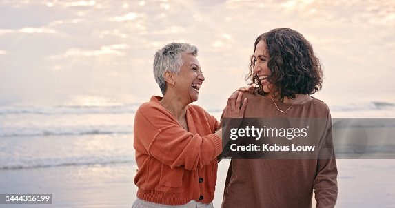 Felicidad, amigos y mujeres mayores en la playa disfrutando de la naturaleza, el verano y el aire libre juntos. Amor, amistad y mejores amigos ancianos riendo, sonriendo y uniéndose junto al océano en vacaciones de jubilación Felicidad, amigos y mujeres mayores en la playa disfrutando de la naturaleza, el verano y el aire libre juntos. Amor, amistad y mejores amigos ancianos riendo, sonriendo y uniéndose junto al océano en vacaciones de jubilación