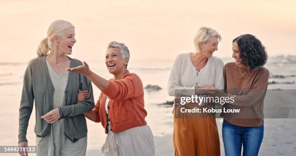 frauen, gruppen und reife freunde am strand für den sommerurlaub während lustiger, fröhlicher gespräche. ältere weibliche menschen, urlaub am meer oder am meer mit kommunikation für bindung, liebe und fürsorge - retreat women diverse stock-fotos und bilder