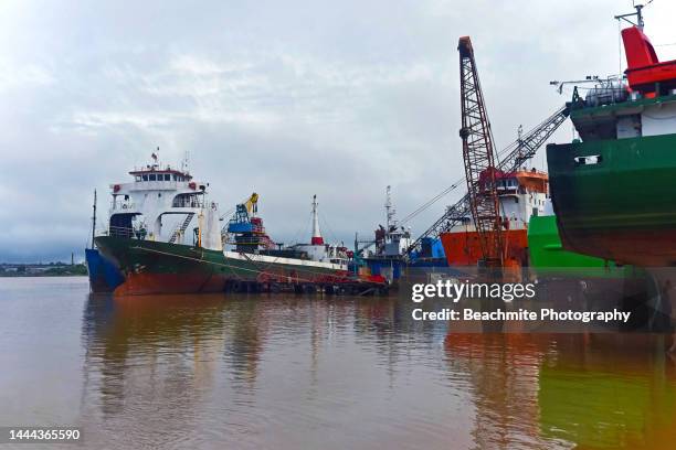 ships and  boats moored at paradom jetty in sibu, sarawak, malaysia - sibu river stock pictures, royalty-free photos & images