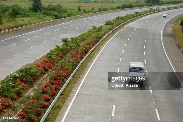 view of vehicles moving on a highway - india expressway stock pictures, royalty-free photos & images