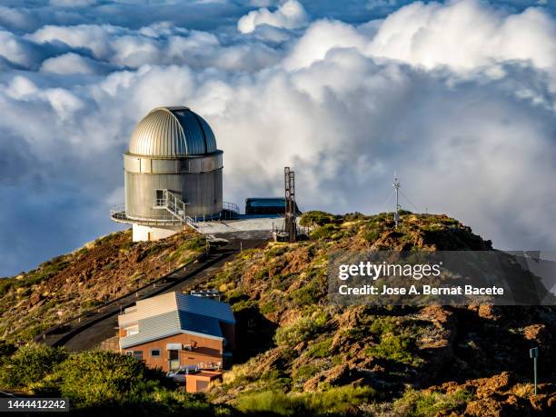 roque de los muchachos telescopes and astronomical observatory on the island of la palma - event horizon telescope stock-fotos und bilder