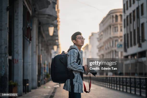 asiatischer chinesischer tourist fotografiert casablanca, marokko am morgen - camera bag stock-fotos und bilder