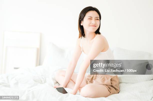 oriental female home life portrait - 北京 stockfoto's en -beelden