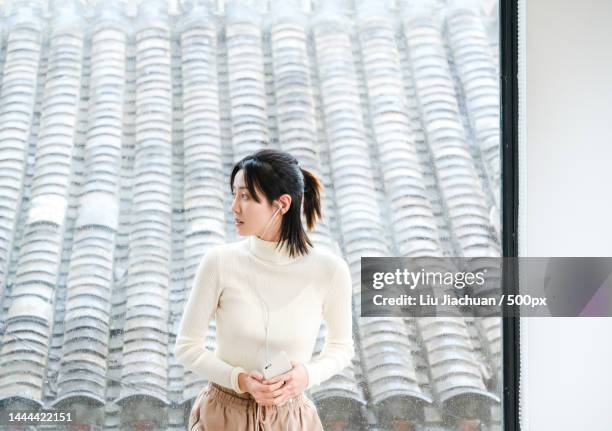 oriental modern female family life portrait - 北京 stockfoto's en -beelden