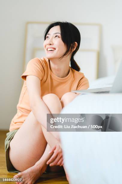 oriental female home life portrait - 北京 stockfoto's en -beelden