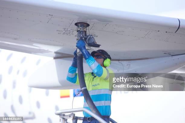 An operator performs the maneuver to refuel an airplane during the presentation of the new second-generation sustainable fuel for aviation that Cepsa...