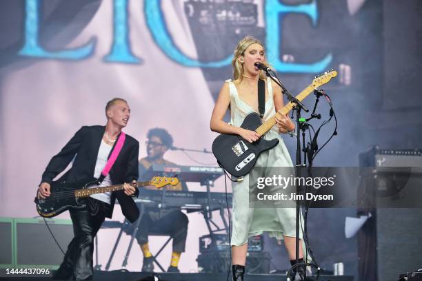 Ellie Rowsell and Theo Ellis of Wolf Alice perform on the Pyramid Stage during day three of Glastonbury Festival at Worthy Farm, Pilton on June 24,...
