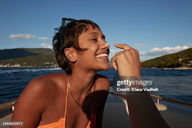 hand of woman applying sunscreen on friend's nose - protection luxe stock-fotos und bilder