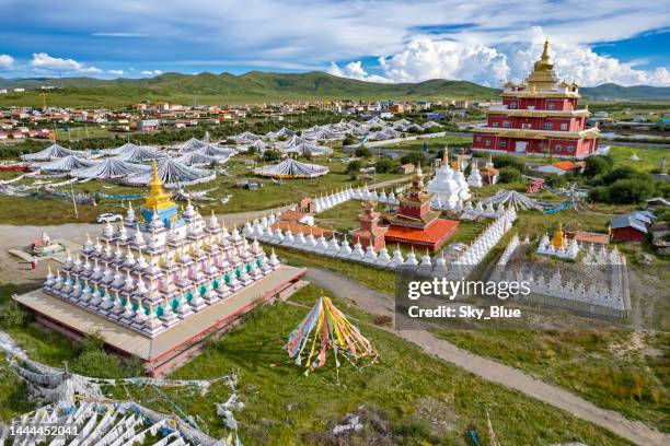 tibetan temple in hongyuan county, sichuan province - tibetansk buddhism bildbanksfoton och bilder