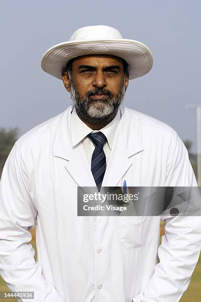 an umpire watching the match - cricket umpire foto e immagini stock