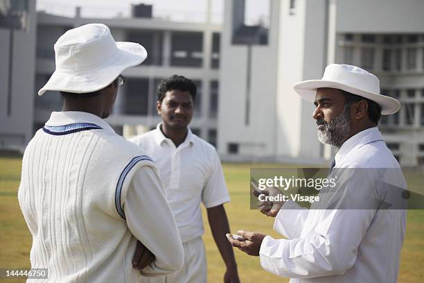 the umpire talking to the captain - cricket umpire foto e immagini stock