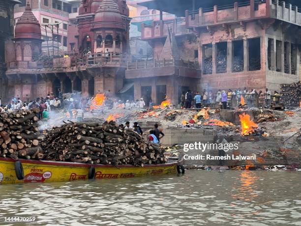 cremation ground alonng ganges - bathing ghat stock pictures, royalty-free photos & images