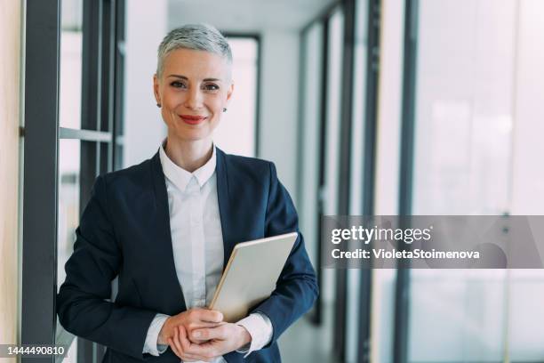 mujer de negocios segura de sí misma en la oficina moderna. - boss lady fotografías e imágenes de stock