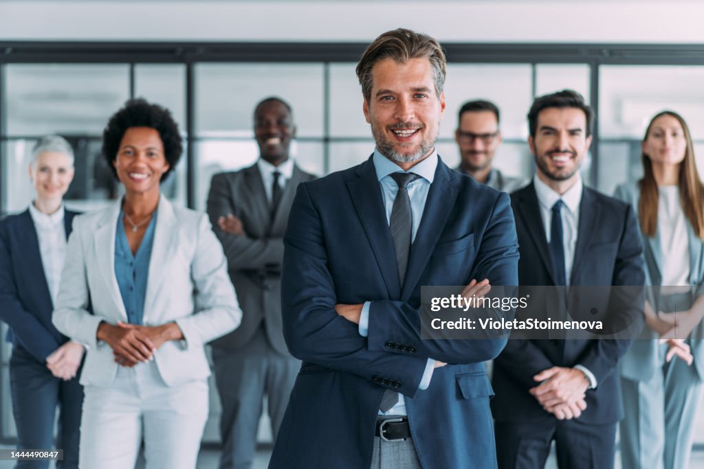 Uomo d'affari fiducioso e la sua squadra.