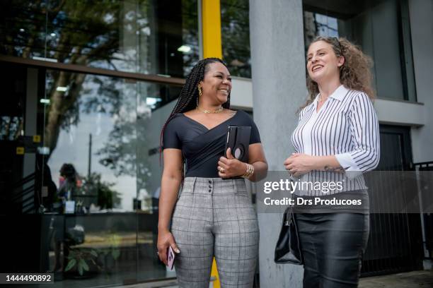 donne d'affari che parlano davanti al lavoro - gerente foto e immagini stock