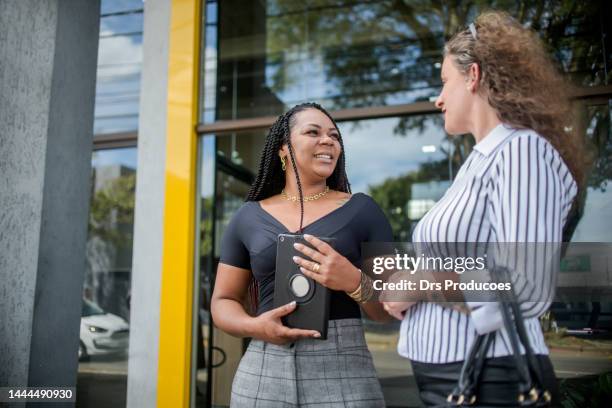 businesswomen talking in front of work - etnia negra 個照片及圖片檔