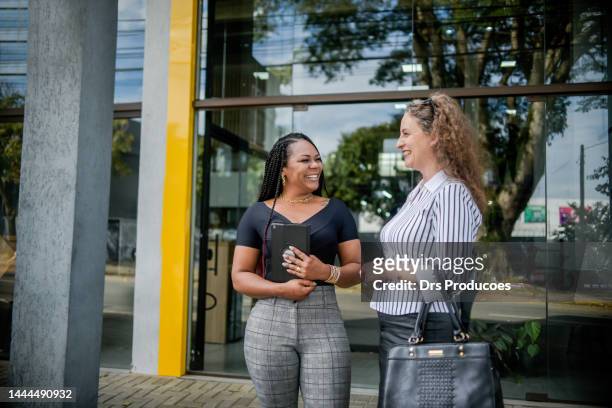 businesswomen talking in front of work - discussão 個照片及圖片檔