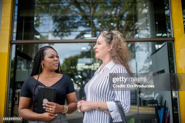 businesswomen talking in front of work - etnia negra 個照片及圖片檔