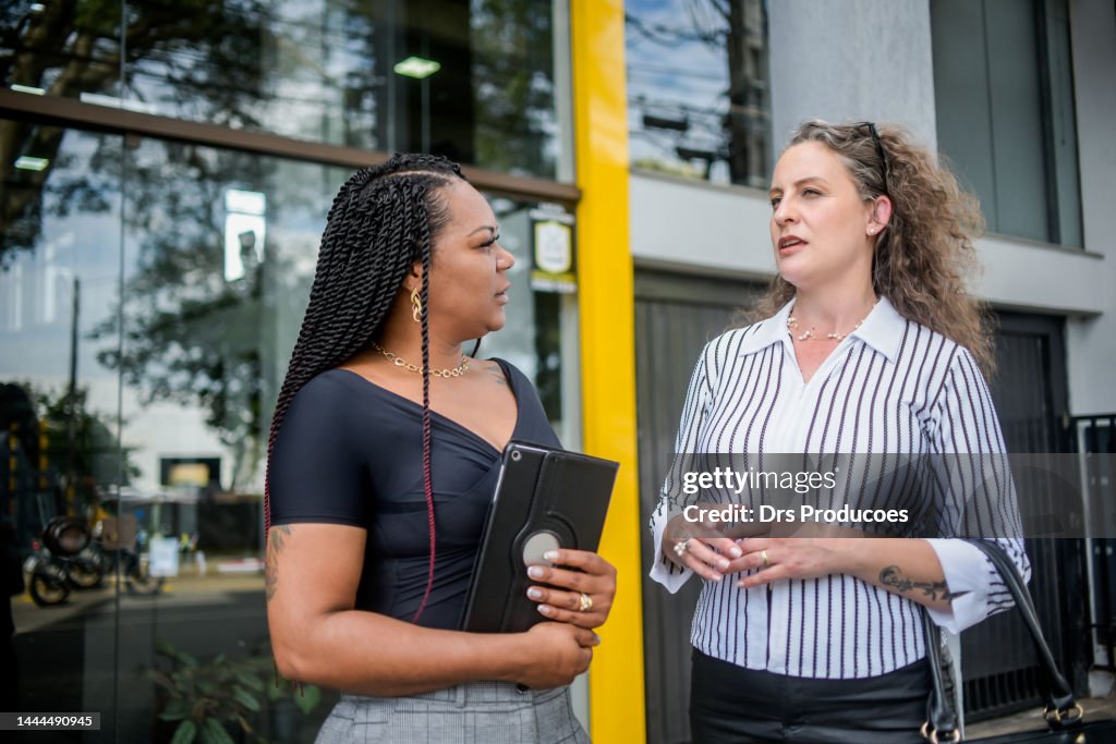 Geschäftsfrauen im Gespräch vor der Arbeit