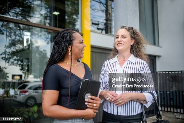 businesswomen talking in front of work - discussão 個照片及圖片檔