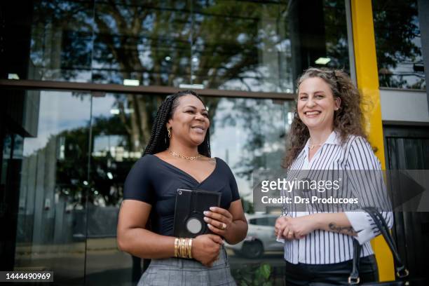 businesswomen talking in front of work - gerente stock pictures, royalty-free photos & images