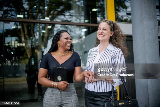 businesswomen talking in front of work - negócio empresarial stock pictures, royalty-free photos & images