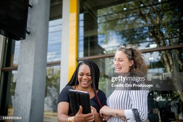 businesswomen talking in front of work - negócio empresarial bildbanksfoton och bilder