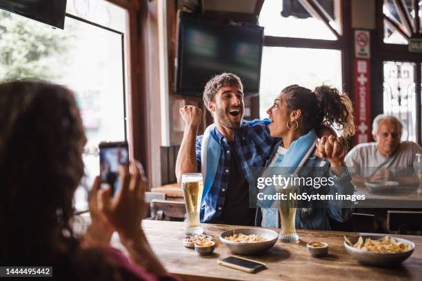 freund schaut fußball, trinkt bier in der bar - argentina friendly match stock-fotos und bilder