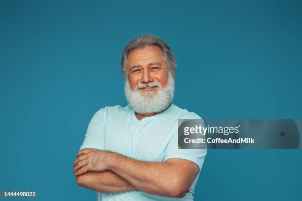 retrato de un anciano emocional - un solo hombre mayor camisa fotografías e imágenes de stock