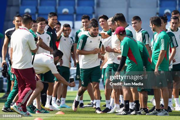 Alexis Vega of Mexico warms up with teammates during the Mexico Training Session at Al Khor SC on November 25, 2022 in Doha, Qatar.