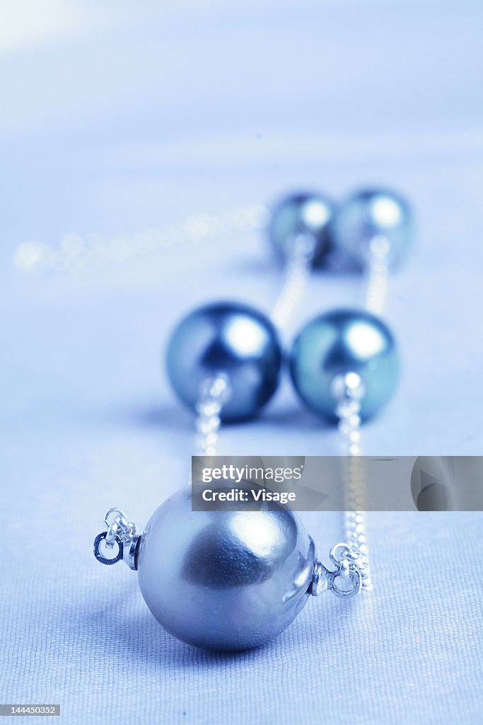 Selective focus of a pearl necklace