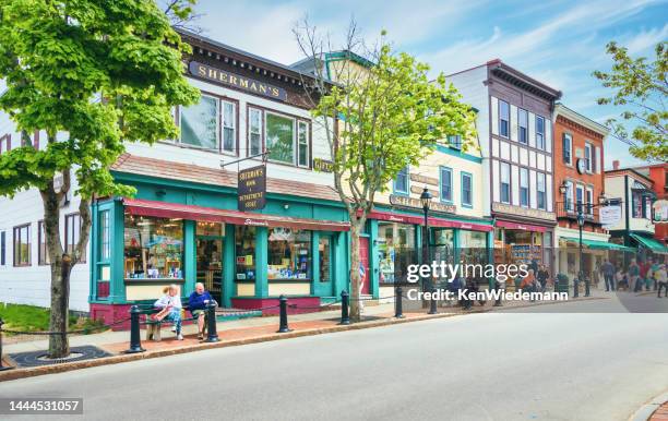 shopping bar harbor - amerikaans dorpsleven stockfoto's en -beelden