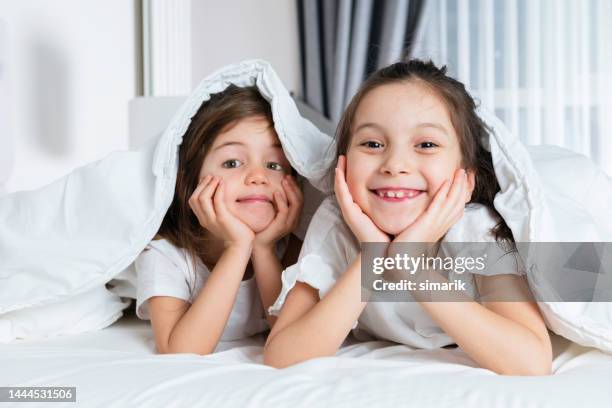 pyjamas party - übernachtungsparty stock-fotos und bilder