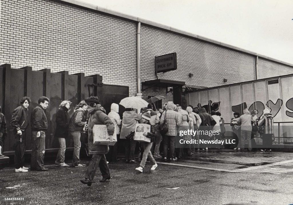 Shoppers wait in rain for hours for Cabbage Patch Kids dolls in 1983